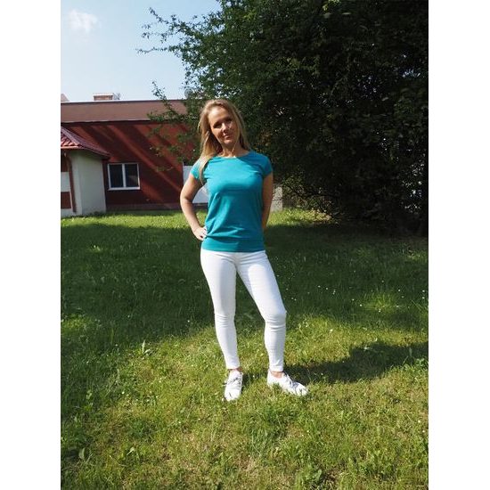 MODELKA MĚŘÍ 161 CM A MÁ NA SOBĚ VELIKOST 34 - CHINO KALHOTY - OBLEČENÍ