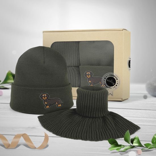 DARČEKOVÉ BALENIE: ČIAPKA S VÝŠIVKOU PRE POĽOVNÍKOV A PLETENÝ NÁKRČNÍK - ČIAPKY - ŠILTOVKY A ČIAPKY