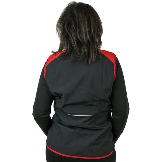 MODELUL MĂSOARĂ 160 CM ȘI POARTĂ O MĂRIME S - VESTE DIN SOFTSHELL - ÎMBRĂCĂMINTE