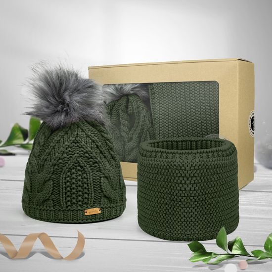 SET CADOU: CĂCIULĂ DAMĂ CU CIUCURE ȘI GULER CIRCULAR - CĂCIULI - ACCESORII