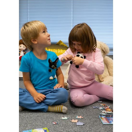 SWEATSHIRT MIT SPIELZEUGTASCHE - KINDERKLEIDUNG MIT SPIELZEUG - KINDER KLEIDUNG