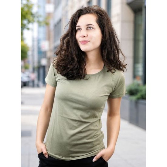 DAS MODEL IST 160 CM GROSS UND TRÄGT GRÖSSE S. - T-SHIRTS AUS BIO-BAUMWOLLE - KLEIDUNG