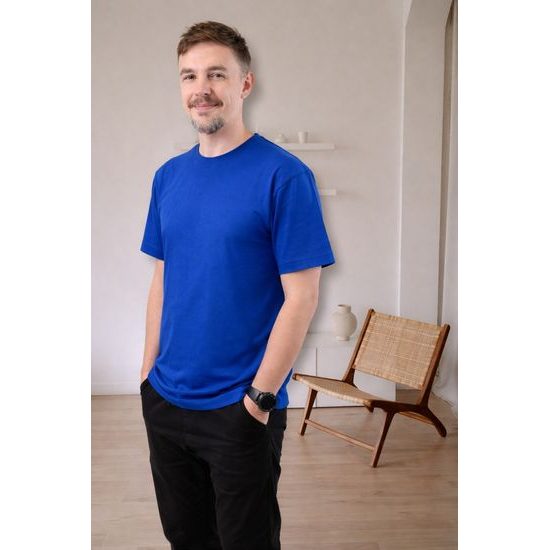 MODELUL MĂSOARĂ 180 CM ȘI POARTĂ O MĂRIME L. - TRICOURI CU MÂNECĂ SCURTĂ - ÎMBRĂCĂMINTE