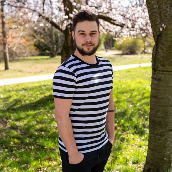 MODELUL MĂSOARĂ 174 CM ȘI POARTĂ O MĂRIME S - TRICOURI MARINĂREȘTI - ÎMBRĂCĂMINTE