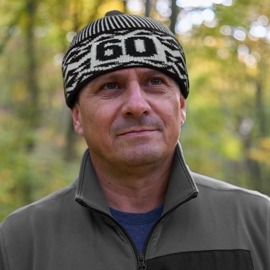 CĂCIULĂ RETRO „ZMIJOVKA“ BONTIS CU CIFRA VÂRSTEI BRODATĂ - FESURI CU POMPON - ACCESORII