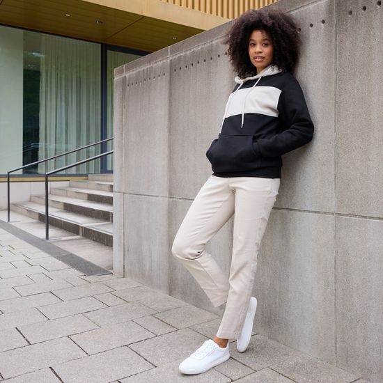 MIKINA S KONTRASTNÝM PÁSIKOM 8051 - MIKINY CEZ HLAVU - OBLEČENIE