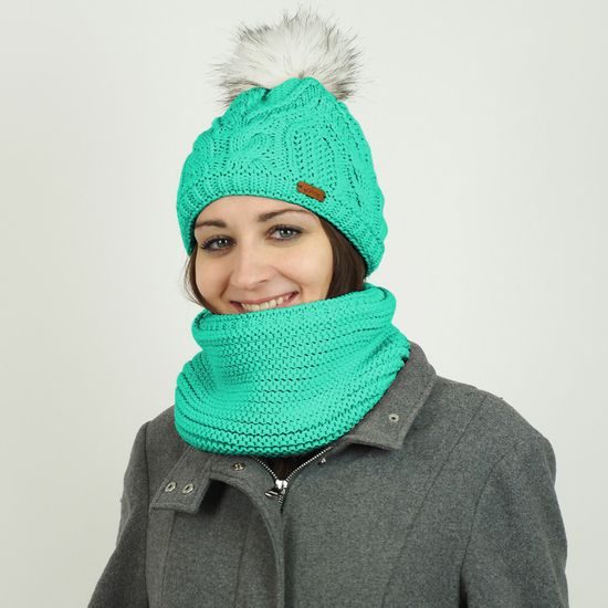 DÁMSKA ZIMNÁ ČIAPKA S KOŽUŠINOVÝM BRMBOLCOM - ČIAPKY S BRMBOLCOM - ŠILTOVKY A ČIAPKY