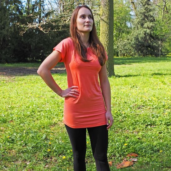 MODELKA MĚŘÍ 164 CM A MÁ NA SOBĚ VELIKOST XS. - TRICOURI CU MÂNECĂ SCURTĂ - ÎMBRĂCĂMINTE