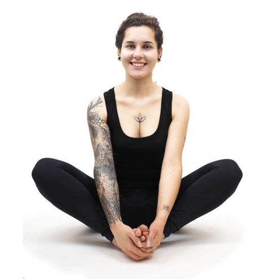 MODELKA MĚŘÍ 160 CM A MÁ NA SOBĚ VELIKOST S - TEPLÁKY - OBLEČENÍ