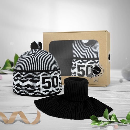 SET CADOU: ZMIJOVKA BONTIS ANIVERSARĂ CU GULER TRICOTAT - FESURI CU POMPON - ACCESORII