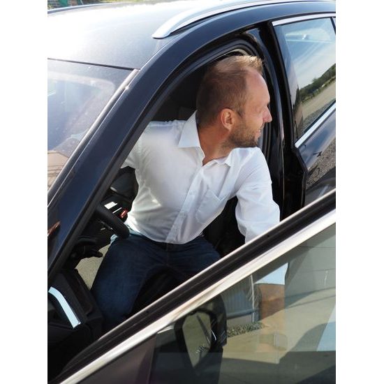 MODEL MĚŘÍ 176 CM A MÁ NA SOBĚ VELIKOST M. - KOŠILE S DLOUHÝM RUKÁVEM - OBLEČENÍ