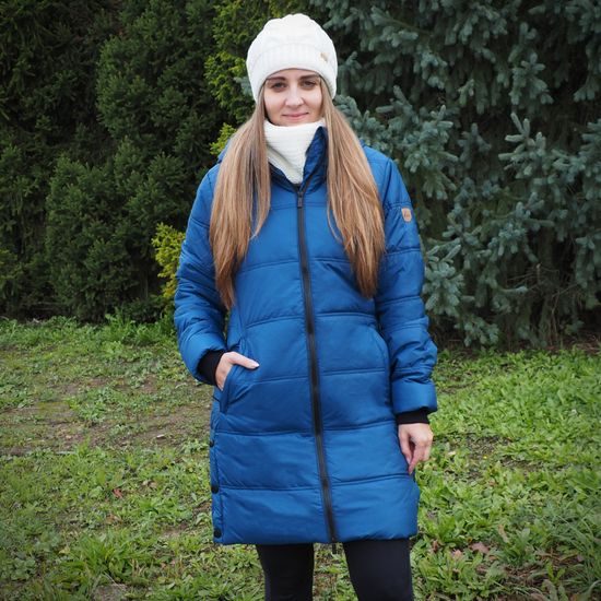 MODELUL MĂSOARĂ 167 CM ȘI POARTĂ O MĂRIME S - GECI MATLASATE ȘI CU PUF - ÎMBRĂCĂMINTE