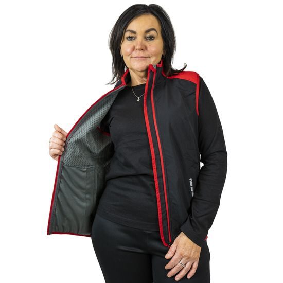 MODELUL MĂSOARĂ 160 CM ȘI POARTĂ O MĂRIME S - VESTE DIN SOFTSHELL - ÎMBRĂCĂMINTE