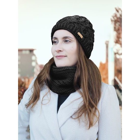 DÁRKOVÉ BALENÍ: DÁMSKÁ ČEPICE S VYPLETENÝM VZOREM A NÁKRČNÍK - ČEPICE - KŠILTOVKY A ČEPICE