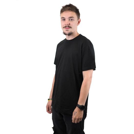 MODEL MĚŘÍ 180 CM A MÁ NA SOBĚ VELIKOST L - TRIČKA S KRÁTKÝM RUKÁVEM - OBLEČENÍ