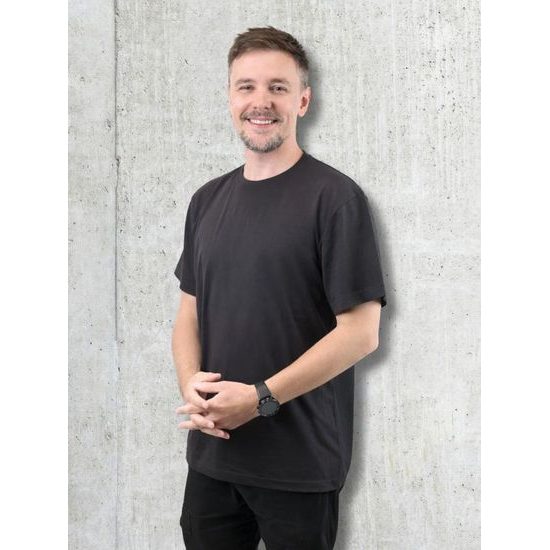 MODEL MĚŘÍ 180 CM A MÁ NA SOBĚ VELIKOST L. - TRIČKA S KRÁTKÝM RUKÁVEM - OBLEČENÍ
