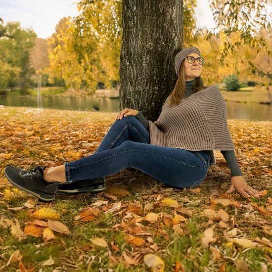 MODELKA MĚŘÍ 165 CM A NOSÍ VELIKOST M. - SVETRY - OBLEČENÍ