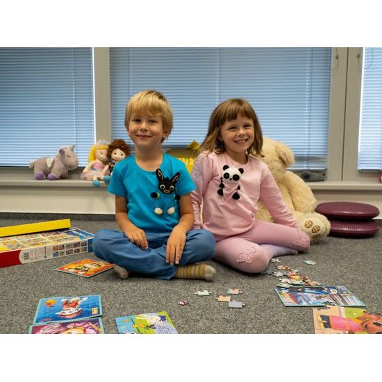 SWEATSHIRT MIT SPIELZEUGTASCHE - KINDERKLEIDUNG MIT SPIELZEUG - KINDER KLEIDUNG