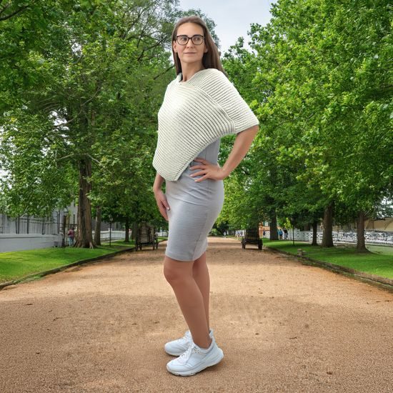 MODELKA MĚŘÍ 165 CM A NOSÍ VELIKOST M. - SVETRY - OBLEČENÍ