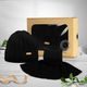 SET CADOU: CĂCIULĂ BĂRBĂTEASCĂ CU MODEL ÎN RELIEF ȘI GULER TRICOTAT - CĂCIULI - ACCESORII