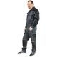 A modell magassága 180 cm és 52 méretet visel.