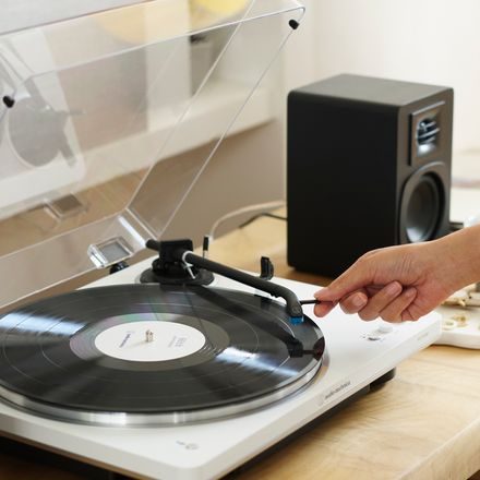 Audio-Technica AT-LP70XBT bílá