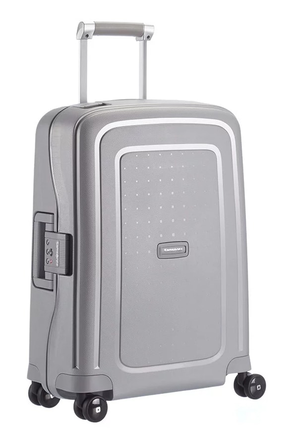 Samsonite Kabinový cestovní kufr S'Cure Spinner 34 l - stříbrná.
Tento materiál umožňuje aplikovat velmi tenké formy a přitom zachovat silnou skořápku, dodávající extra ochranu osobním věcem uvnitř zavazadla.
Kufr také obsahuje vícestupňovou trolej, která se přizpůsobí jakékoliv výšce uživatele.
Co se týká úložného prostoru, kufr je vybavený dolním prostorem s popruhy pro udržení obsahu, elastickou boční kapsou a horním prostorem s přepážkou na zip.
Zavazadlo splňuje IATA doporučení a můžete ho vzít na palubu letadla.
Na přední straně kufr zdobí logo značky Samsonite.