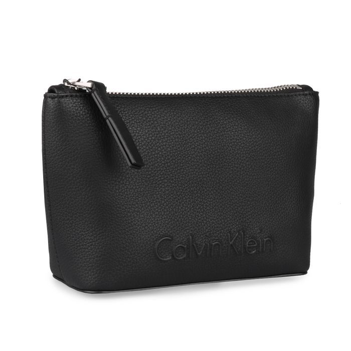 CALVIN KLEIN, KOZMETICKÁ TAŠTIČKA EDGE COSMETIC POUCH K60K603938 - KOZMETICKÉ A TOALETNÉ TAŠKY - CESTOVNÉ  KUFRE A TAŠKY