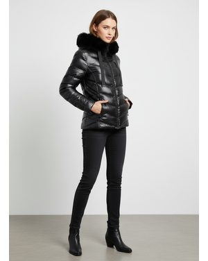 Dámska prešívaná bunda s kožušinou čierna