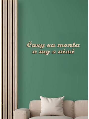 Drevený nápis s citátom "Časy sa menia a my s nimi"