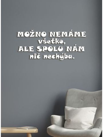 Drevený nápis "Možno nemáme všetko, ale spolu nám nič nechýba "