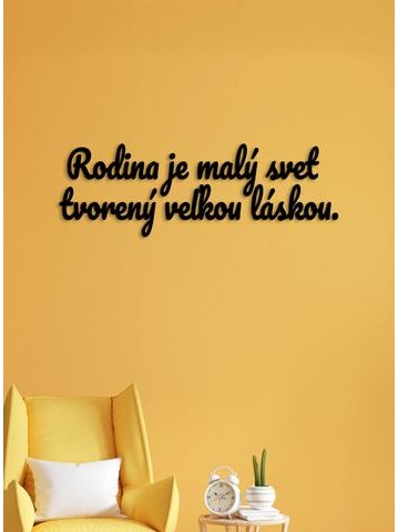 Drevený nápis "Rodina je malý svet tvorený veľkou láskou"