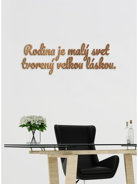 Drevený nápis "Rodina je malý svet tvorený veľkou láskou"