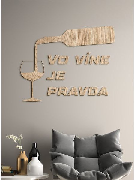 Nápis na stenu s citátom "Vo víne je pravda"
