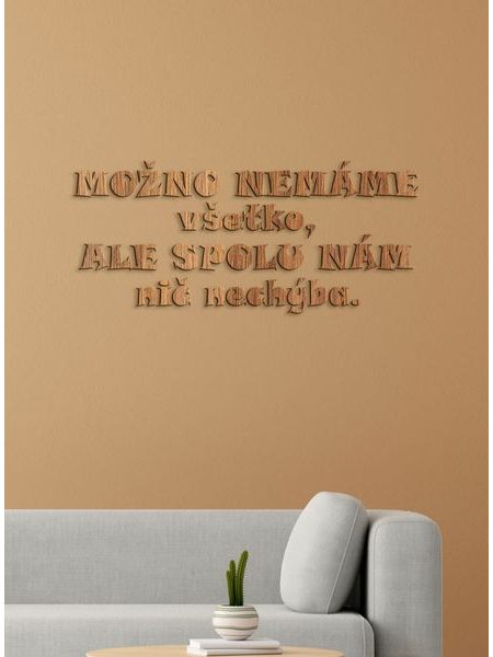Drevený nápis "Možno nemáme všetko, ale spolu nám nič nechýba "