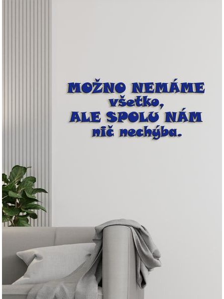 Drevený nápis "Možno nemáme všetko, ale spolu nám nič nechýba "