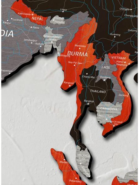 Dřevěná mapa světa červená