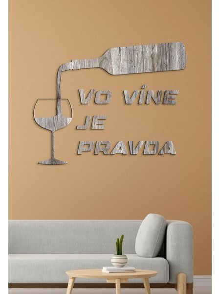Nápis na stenu s citátom "Vo víne je pravda"