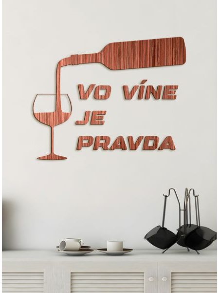 Nápis na stenu s citátom "Vo víne je pravda"