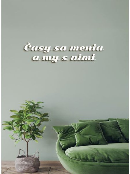 Drevený nápis s citátom "Časy sa menia a my s nimi"