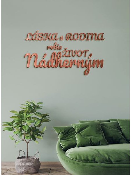 Drevený nápis "Láska a rodina robia život nádherným"