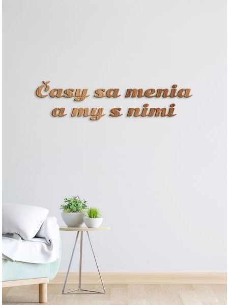 Drevený nápis s citátom "Časy sa menia a my s nimi"