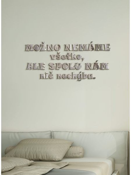 Drevený nápis "Možno nemáme všetko, ale spolu nám nič nechýba "