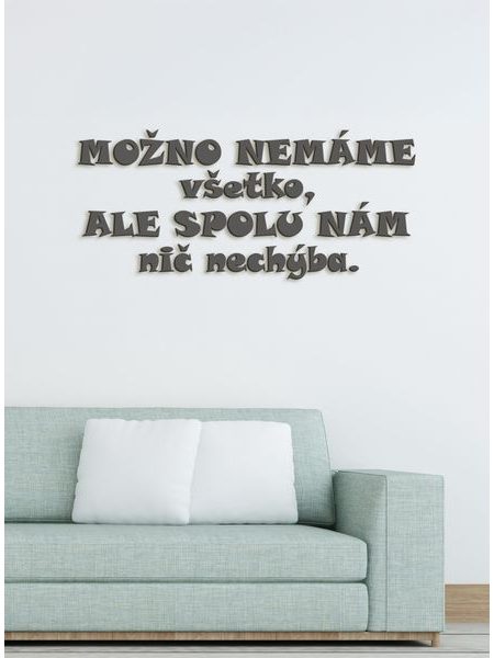 Drevený nápis "Možno nemáme všetko, ale spolu nám nič nechýba "