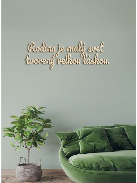 Drevený nápis "Rodina je malý svet tvorený veľkou láskou"