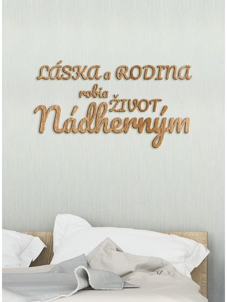 Drevený nápis "Láska a rodina robia život nádherným"