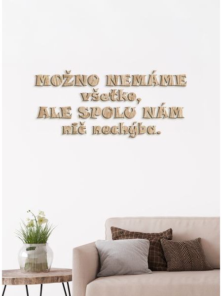 Drevený nápis "Možno nemáme všetko, ale spolu nám nič nechýba "