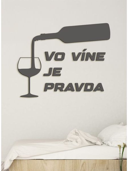 Nápis na stenu s citátom "Vo víne je pravda"