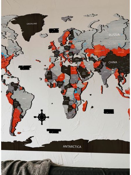Dřevěná mapa světa červená