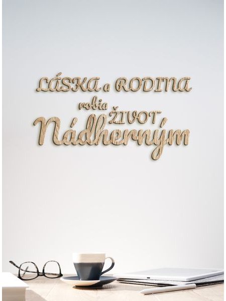 Drevený nápis "Láska a rodina robia život nádherným"